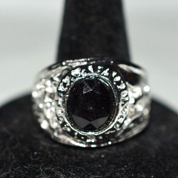 NWOT Gothic Black Beveled Stone Etched Eagle Silver Tone Metal Size 13.5 Ring - Picture 1 of 5